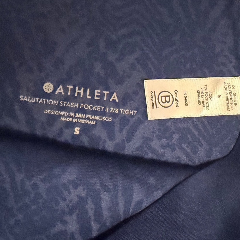 Athleta Salutation Stash Pocket II 7/8 Tight Navy Blue Chevron Animal‎ Print S - Picture 3 of 5